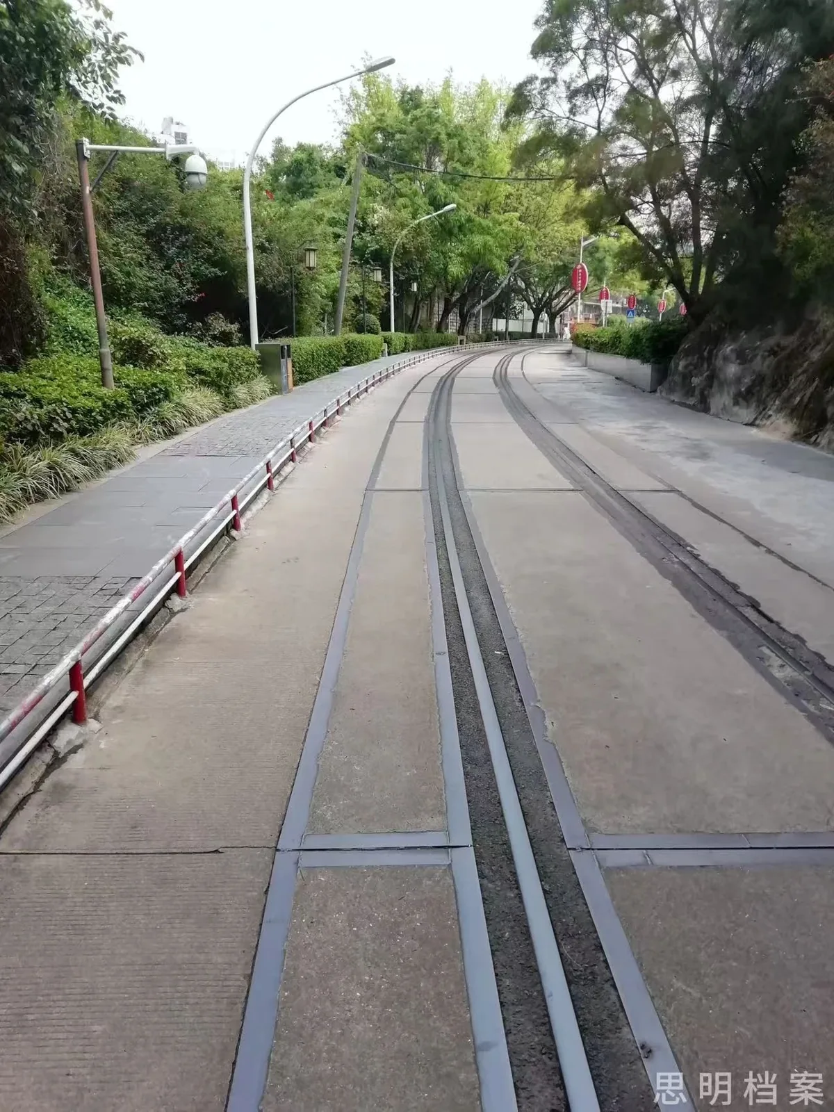 虎溪岩路旁保留铁轨的铁路文化公园步道